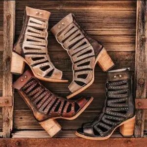 FREEBIRD Lotus Stud Gladiator Heel size 9